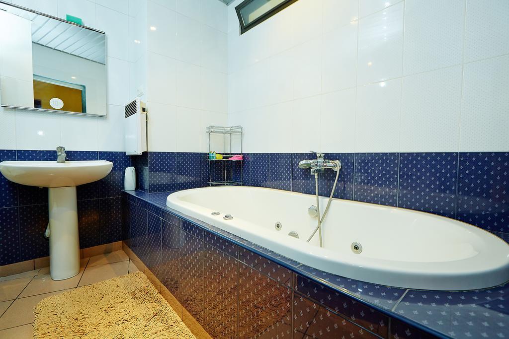 Apartment Deribasovskaya With Jacuzzi Odesa Exterior photo